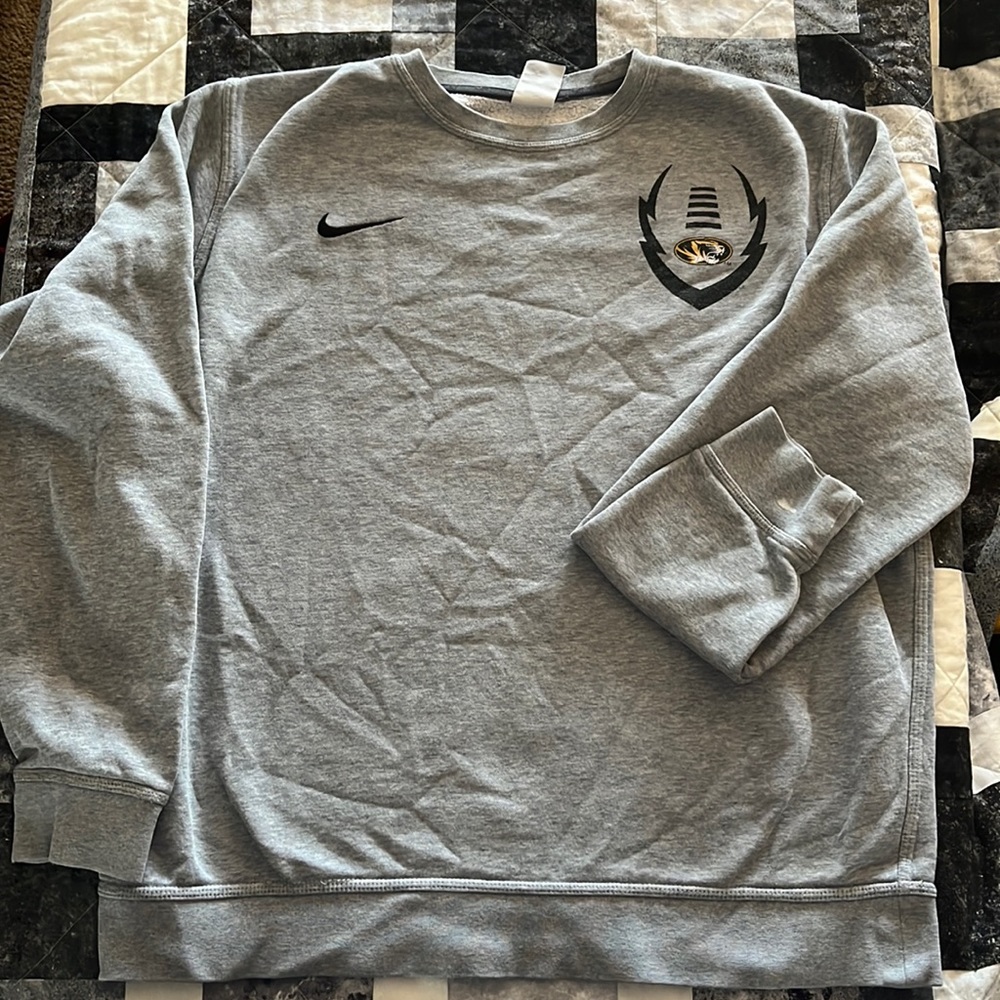 Nike Mizzou, XL sweatshirt great condition Does have small paint on left wrist.